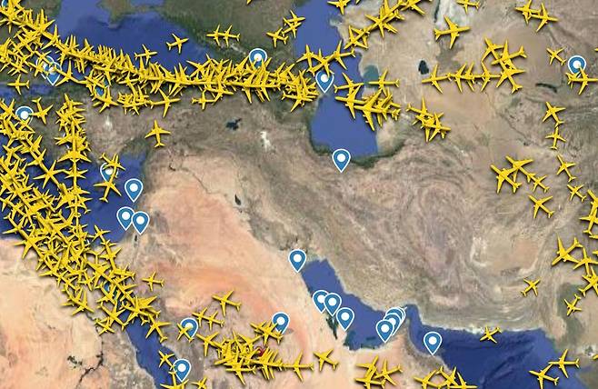 지난달 28일(현지 시간) 이란과 이스라엘 등 중동 각국 영공이 일제히 폐쇄되면서 이란, 이라크 등의 상공이 텅 비어 있다. 플라이트레이더24 화면 캡처