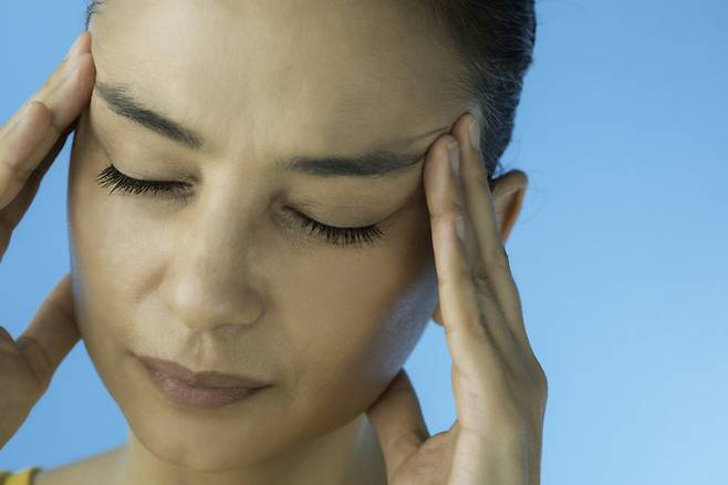 뒤통수와 귀 내부의 날카로운 통증은 목 근육이 신경을 압박해 발생하는 후두신경통의 전형적 증상이다. 사진=게티이미지뱅크.