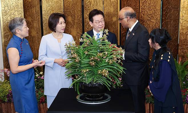 싱가포르를 국빈 방문 중인 이재명 대통령과 김혜경 여사가 2일(현지 시간) 싱가포르 외교부에서 타르만 샨무가라트남 대통령, 부인 제인 이토기 샨무가라트남 여사와 정상회담에 앞서 난초에 대한 설명을 듣고 있다.  난초는 싱가포르의 국화로, 난초명명식은 외국 정상 등 주요 인사의 싱가포르 방문 시 난초 교배종에 방문 인사의 이름을 붙이는 행사다. 2026.03.02 [싱가포르=뉴시스]
