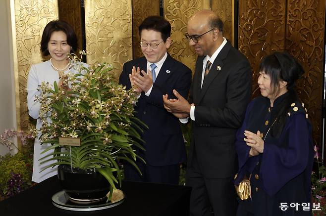 이재명 대통령과 김혜경 여사, 타르만 샨무가라트남 싱가포르 대통령과 제인 이토기 샨무가라트남 여사가 2일 싱가포르 외교부에서 열린 난초 명명식에 참석해 있다. 싱가포르=송은석 기자 silverstone@donga.com