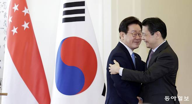 싱가포르를 국빈 방문 중인 이재명 대통령이 2일(현지 시간) 싱가포르 외교부에서 로렌스 웡 총리와 공동 언론발표를 마친 뒤 악수하고 있다. 2026.3.2 송은석 기자 silverstone@donga.com