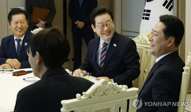이재명 대통령이 지난 2025년 9월 8일 용산 대통령실에 정청래(왼쪽) 더불어민주당 당대표와 장동혁(오른쪽) 국민의힘 대표를 초청해 오찬하며 환담하고 있다.[연합뉴스 사진]