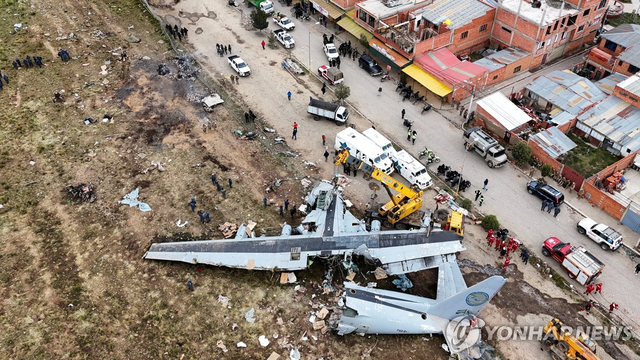 볼리비아 공군 수송기 추락 현장. 엘알토 로이터=연합뉴스