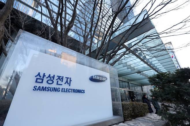 서울 서초구 삼성전자 서초사옥으로 직원들이 출근하고 있다. 뉴시스