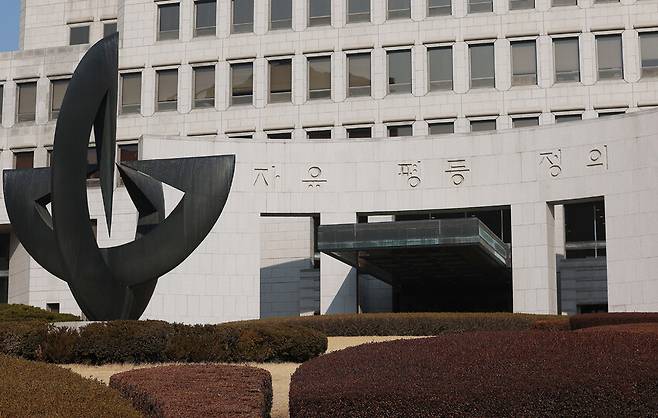 법원 재판에 대해 헌법소원을 제기할 수 있도록 한 \'재판소원법\'이 11일 국회 법제사법위원회 법안심사1소위원회를 통과했다. 사진은 12일 서울 서초구 대법원 청사의 모습. 연합뉴스