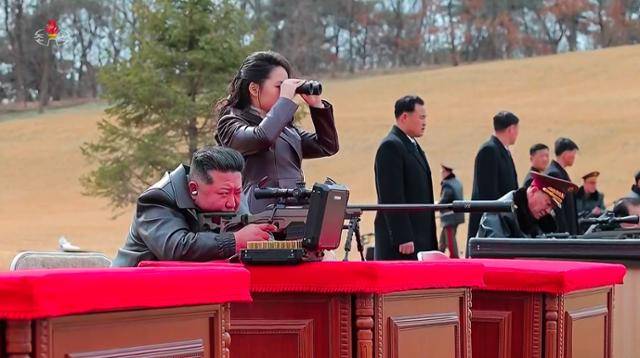 북한 국무위원장이 2월 27일 당중앙위원회 본부에서 주요 지도간부들과 군사지휘관들을 만나 신형저격수보총을 선물한 뒤 지도간부들과 사격장에서 저격무기사격을 하고 있다. 조선중앙TV 캡처