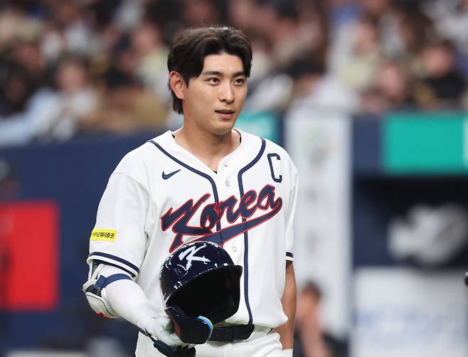 <yonhap photo-3993="">2일 일본 오사카 교세라돔에서 열린 월드베이스볼클래식(WBC) 평가전 한국 대표팀과 일본 프로야구 한신 타이거스와의 경기. 5회초 1사 1루 한국 이정후가 아웃된 뒤 아쉬운 표정을 짓고 있다. [사진=연합뉴스]</yonhap>