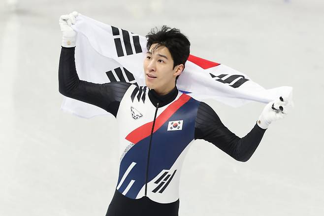 <yonhap photo-3630="">14일(현지시간) 이탈리아 밀라노 아이스스케이팅 아레나에서 열린 2026 밀라노-코르티나담페초 동계올림픽 쇼트트랙 남자 1500m 결승에서 은메달을 따낸 황대헌이 태극기를 두르고 세리머니를 하고 있다. [사진=연합뉴스]</yonhap>