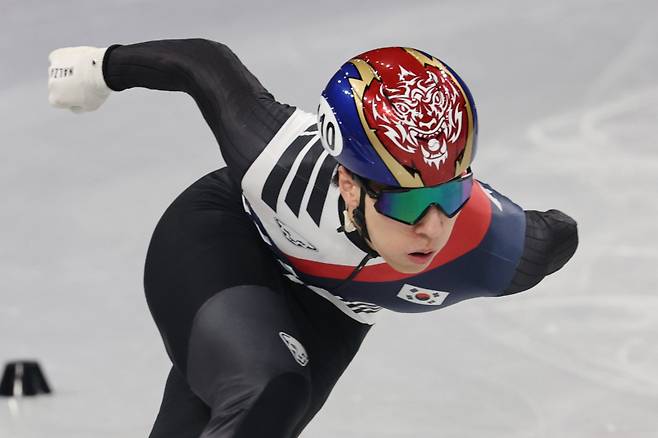 <yonhap photo-4599="">10일(현지시간) 이탈리아 밀라노 아이스스케이팅 아레나에서 열린 2026 밀라노ㆍ코르티나담페초 동계올림픽 쇼트트랙 남자 1,000m 예선에서 황대헌이 역주하고 있다. [사진=연합뉴스]</yonhap>