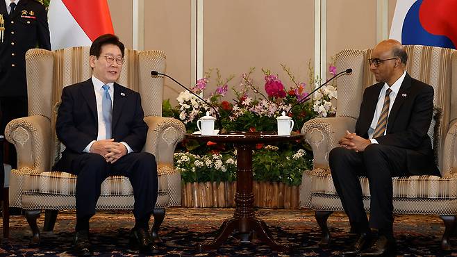 국빈방문 공식 환영식 후 면담하는 이재명 대통령과 타르만 샨무가라트남 대통령