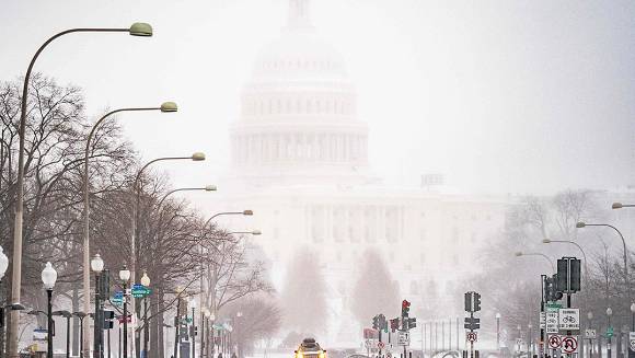 미국 워싱턴DC에 있는 연방의회 의사당 앞에 눈이 쌓여 있다. 북극이 가열되면서 느슨해진 제트기류 탓에 북극의 한기가 중위도까지 내려오면서 한파가 발생한다. 최근 연구에서 미국의 겨울이 짧아지고 있다는 분석 보고서가 나왔다.  [사진=AFP/연합뉴스]