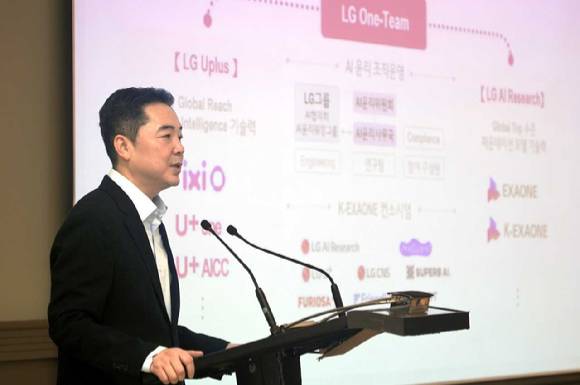 1일 오전(현지시간) 스페인 바르셀로나 인사이드 바이 멜리야 바르셀로나 아폴로 호텔에서 열린 기자간담회에서 이상엽 LG유플러스 최고기술책임자(CTO, 전무)가 발표하고 있다. [사진=LGU+]