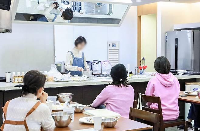 지난달 현대백화점 무역센터점 문화센터에서 열린 베이킹 원데이 클래스. [사진 현대백화점]