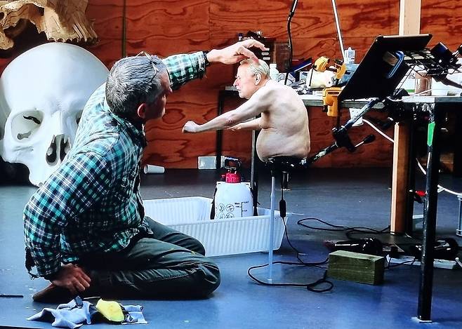 론 뮤익 작업실 영상, 국립현대미술관 2025. [사진 이준]