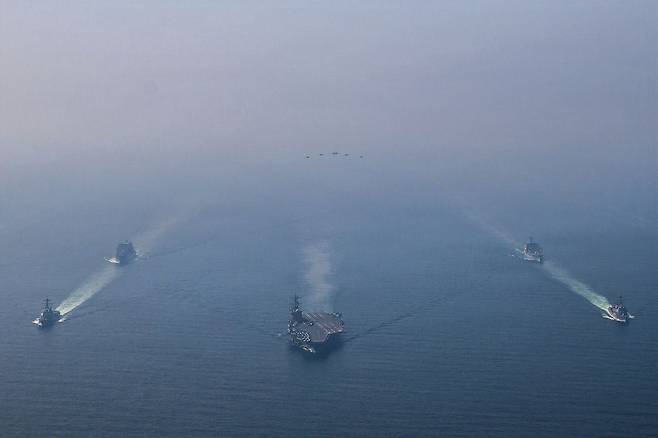 지난달 6일 미 해군 에이브러햄 링컨 항모 전단이 이란에 대한 군사적 압박을 위해 아라비아해를 항해하고 있다. AFP=연합뉴스