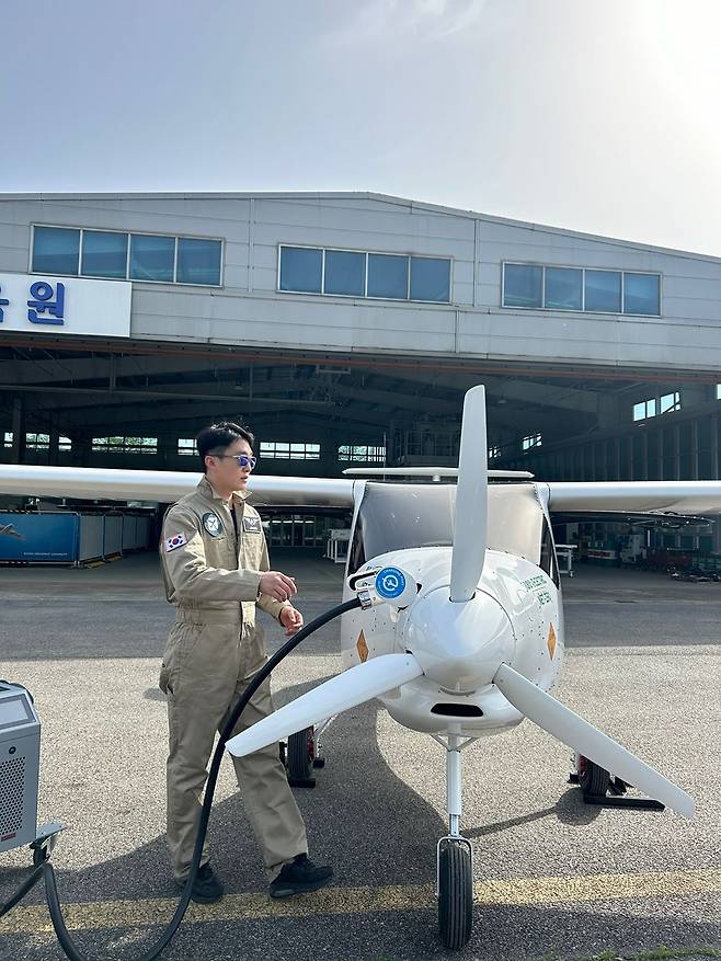 회사 홍보영상을 만들기 위해 2024년 4월 수색비행장에서 전기비행기 충전 장면을 촬영했다.