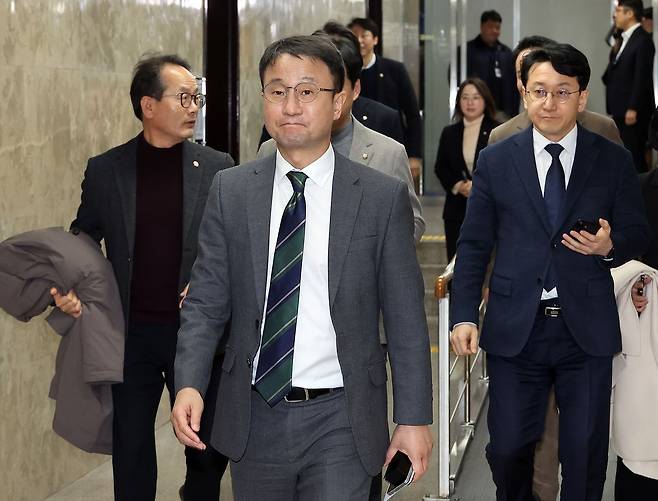 한병도 더불어민주당 원내대표가 지난 1일 국회에서 열린 비공개 의원총회에 입장하고 있다. 연합뉴스