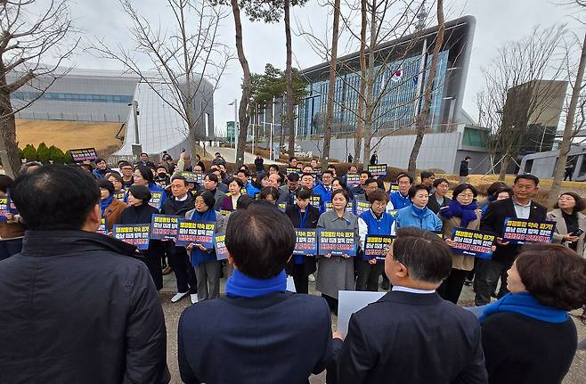 더불어민주당 충남도당이 지난달 26일 오후 충남도청 앞에서 '통합 반대 매향 5적 규탄대회를 열고 "충남·대전 행정통합 특별법 보류의 책임이 국민의힘에 있다"고 주장하고 있다. 연합뉴스