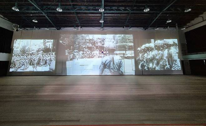 지난 1일 광주광역시 동구 옛 전남도청 상무관에서 5·18민주화운동 관련 영상이 송출되고 있다. 문화체육관광부 옛전남도청복원추진단은 복원한 옛 전남도청을 내달 5일까지 임시 개방한 뒤 5월 정식 개관할 방침이다. 황희규 기자