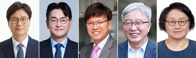 사진 왼쪽부터 규제합리화위원회 부위원장에 위촉된 남궁범 에스원 고문과 박용진 전 더불어민주당 의원, 이병태 카이스트 명예교수, 강남훈 기본사회위원회 부위원장과 김옥주 국가생명윤리심의위원회 위원장. [사진 청와대]
