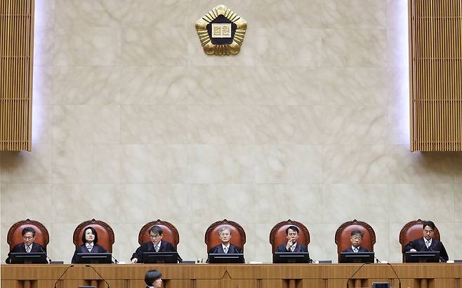 조희대 대법원장과 대법관들이 1월 22일 오후 서울 서초구 대법원 대법정에서 열린 전원합의체 선고를 위해 입장해 자리하고 있다. 뉴스1