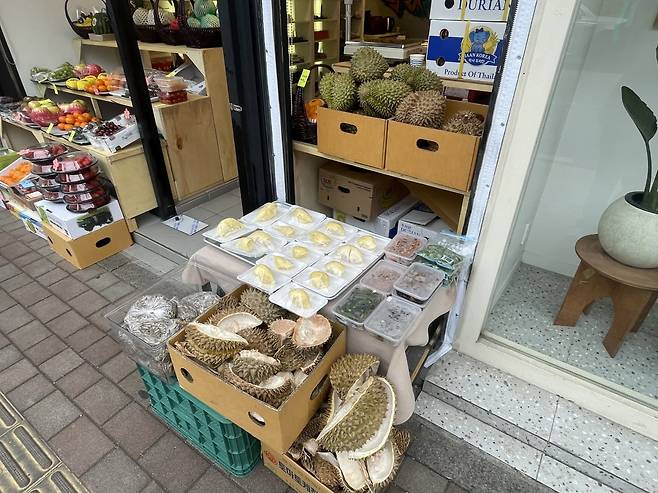동대문구 회기 인근 과일가게에서 두리안을 팔고 있다. 사진=박상경 기자