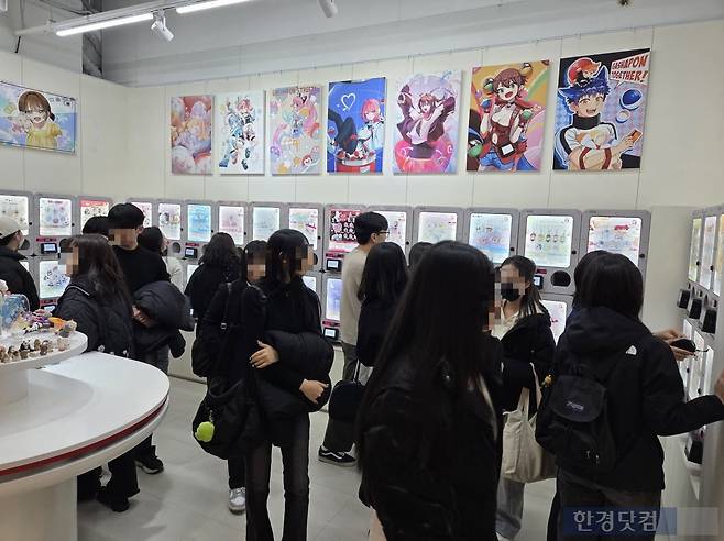 지난달 28일 서울 마포구 AK플라자 홍대점에서 소비자들이 가챠(캡슐토이) 기계를 이용하고 있다./사진=박수림 기자