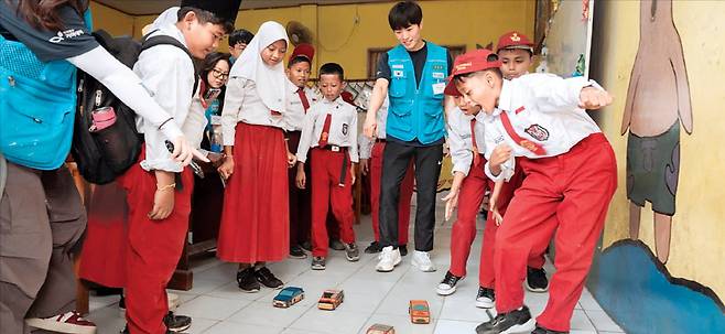 포스코 대학생봉사단 비욘드 18기 봉사단원들이 인도네시아 찔레곤의 사망라야 지역 어린이들을 대상으로 전기자동차 공학 키트를 활용한 수업을 진행하고 있다. 포스코 제공