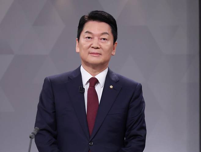 국민의힘 안철수 당대표 후보가 17일 오후 서울 여의도 KBS에서 진행된 ‘당대표 후보자 TV토론회’ 참석해 시작을 기다리고 있다./2025.8.17 국회사진기자단