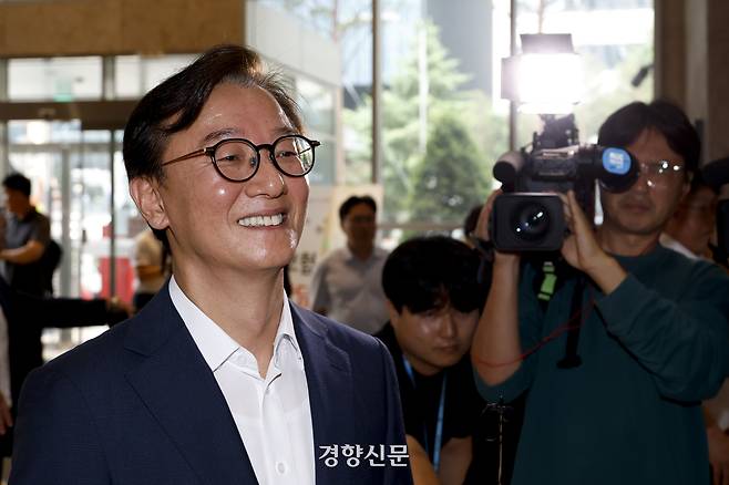 전재수 더불어민주당 의원이 지난해 6월 이재명 정부 첫 해양수산부 장관으로 지명되자 서울 마포구 인사청문회 준비단 사무실에 출근하고 있다. 문재원 기자