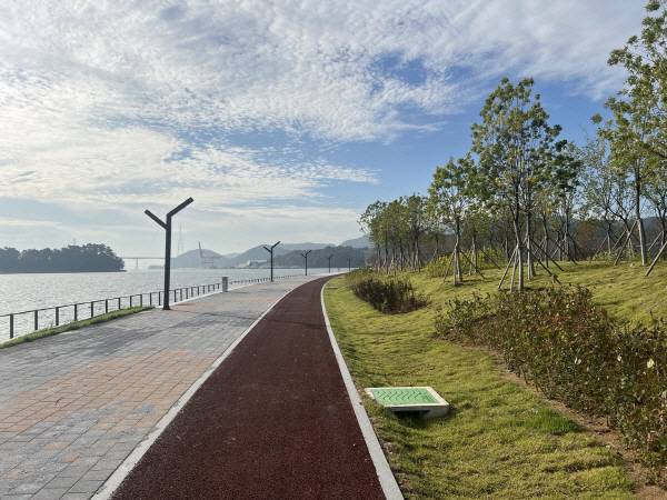 마산해양신도시 둘레길. 창원시 제공