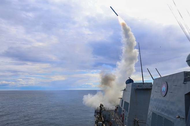 This image provided by U.S. Central Command shows the Arleigh Burke-class guided-missile destroyer USS Thomas Hudner (DDG 116) firing a Tomahawk Land Attack Missile (TLAM) in support of Operation Epic Fury, on Sunday, March 1, 2026. [AP/YONHAP]