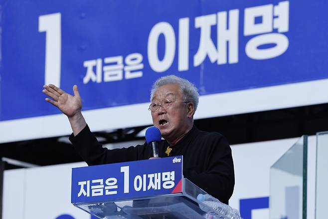 Actor Myung Kae-nam speaks at a supporters' rally for then-presidential candidate Lee Jae Myung at a venue in Namyangju, Gyeonggi on May 26, 2025. [NEWS1]