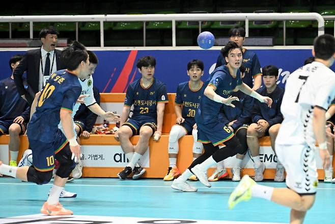 인천도시공사 김기유(오른쪽)와 박영준(왼쪽)의 속공. 한국핸드볼연맹 제공