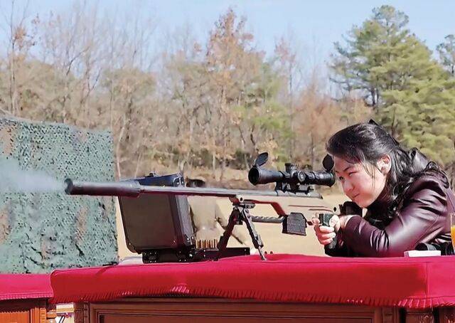 김정은 북한 국무위원장의 딸 주애가 야외 사격장에서 신형 저격소총을 조준 사격하는 모습이 담긴 사진이 1일 공개됐다. 김 위원장은 지난 27일 당 중앙위원회 본부에서 주요 간부들에게 저격소총을 선물로 수여했다. 연합뉴스
