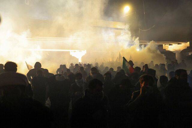 이라크 시아파 무장단체를 지지하는 시위대가 1일(현지시간) 미국 대사관이 위치한 이라크 바그다드 그린존으로 향하고 있다. 시위대를 해산시키기 위해 현지 경찰이 발사한 최루탄 연기가 자욱하다. 로이터연합뉴스