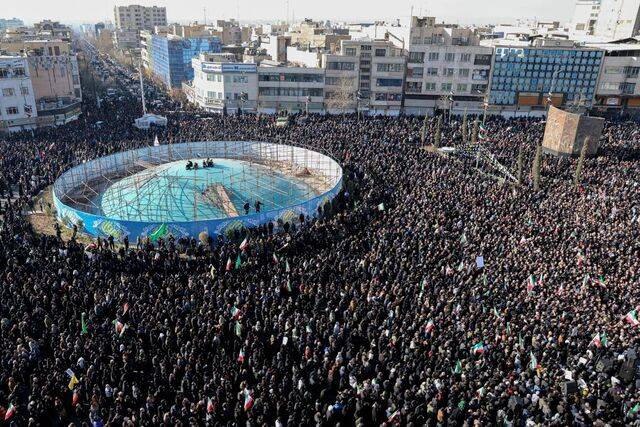 이란 수도 테헤란 중심부의 엔켈라브광장에 1일(현지시간) 아야톨라 알리 하메네이 최고지도자의 사망을 추모하는 대규모 인파가 모여 있다. 이곳은 지난해 12월 시작된 반정부 시위에 맞불을 놓는 친정부 시위대의 주요 집결지 중 하나로, 하메네이 사후에는 추모객이 몰려들었다. 신화연합뉴스
