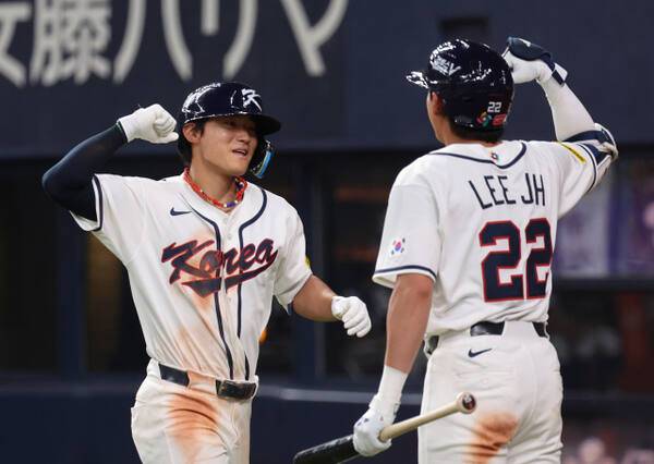 2일 일본 오사카 교세라돔에서 열린 월드베이스볼클래식(WBC) 평가전 한국 대표팀과 일본 프로야구 한신 타이거스와의 경기. 5회초 1사 한국 김도영(왼쪽)이 솔로홈런을 친 뒤 이정후와 기쁨을 나누고 있다. 연합뉴스