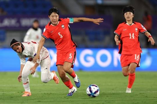 볼다경합을 펼치는 한국 여자 축구대표팀의 주장 고유진. 사진[AFP=연합뉴스]