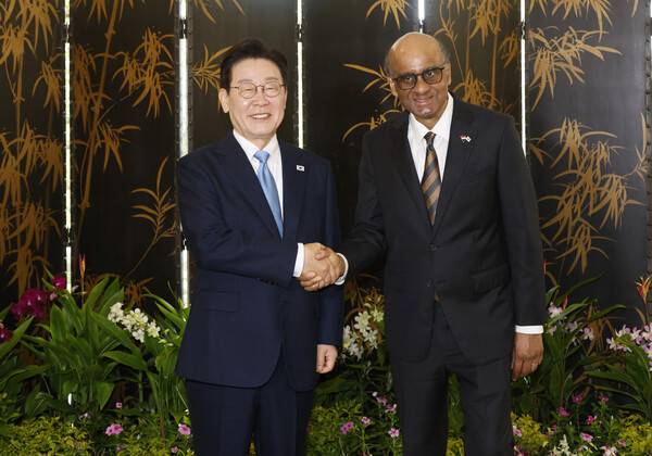 ▲이재명 대통령이 2일 싱가포르 외교부 청사에서 국빈방문 공식 환영식 후 타르만 샨무가라트남 대통령과 면담에 앞서 악수하고 있다. ⓒ연합뉴스