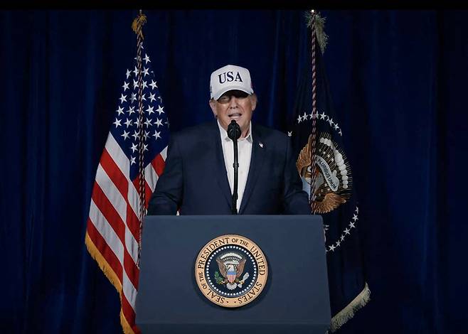 도널드 트럼프 미국 대통령이 지난달 28일(현지시간) 공개한 영상 연설에서 이란에 대한 미국의 공격 개시를 알리고 있다. [AFP 연합]