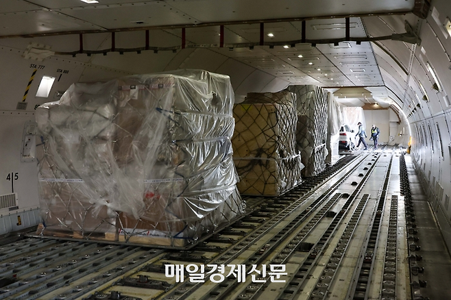 26일 인천광역시 중구 인천항공화물터미널에서 에어제타 화물기에 화물이 선적되고 있다. [한주형기자]