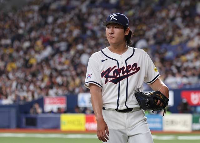 2일 일본 오사카 교세라돔에서 열린 월드베이스볼클래식(WBC) 평가전 한국 대표팀과 일본 프로야구 한신 타이거스와의 경기. 2회말 한국 선발투수 곽빈이 한신에게 3점을 허락한 뒤 마운드를 떠나고 있다. 사진=연합뉴스