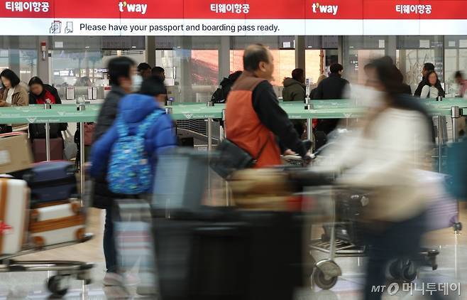 대명소노그룹이 티웨이항공 경영권 인수추진 중인 가운데 22일 인천공항 1터미널 티웨이 카운트에 관광객들이 발권을 위해 줄을 서 있다. 2025.1.22/사진=뉴스1