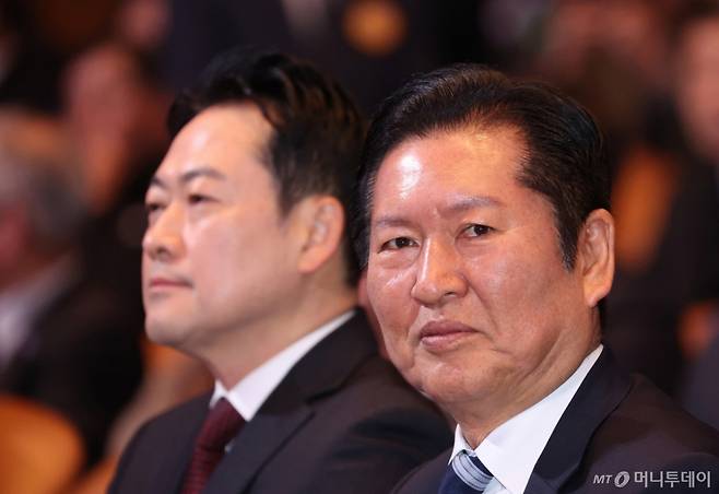 [서울=뉴시스] 최동준 기자 = 정청래 더불어민주당 대표와 장동혁 국민의힘 대표가 1일 서울 강남구 코엑스에서 열린 제107주년 3·1절 기념식에 참석해 자리하고 있다. (청와대통신사진기자단) 2026.03.01. photocdj@newsis.com /사진=