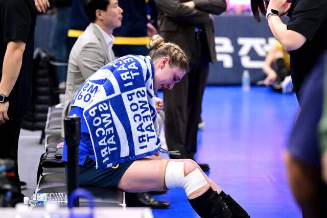 승리 뒤 무릎 통증을 호소하며 눈물 흘린 카리 / 한국배구연맹(KOVO)