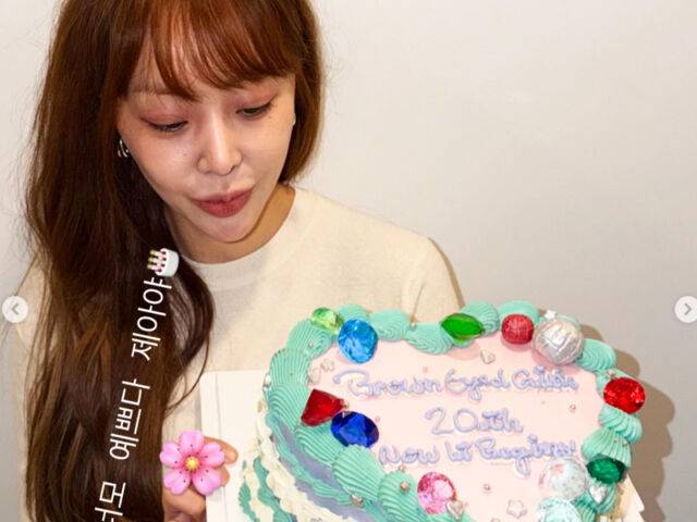 나르샤가 20주년 기념 케이크 앞에서 사진을 찍고 있다. / 나르샤 소셜미디어