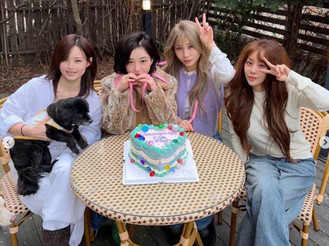 브라운 아이드 걸스 멤버들이 모두 모여 20주년을 자축하고 있다. / 나르샤 소셜미디어