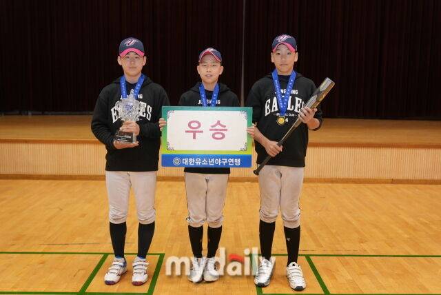 유소년리그 백호에서 정상에 오른 중랑이글스 유소년야구단 선수들. /대한유소년야구연맹 제공