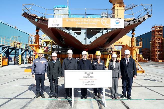한화오션이 지난달 27일 울산급 배치-Ⅲ 5번함의 첫 번째 선체 블록을 건조 선대에 거치하는 기공식을 개최했다고 30일 밝혔다. [한화오션 제공]
